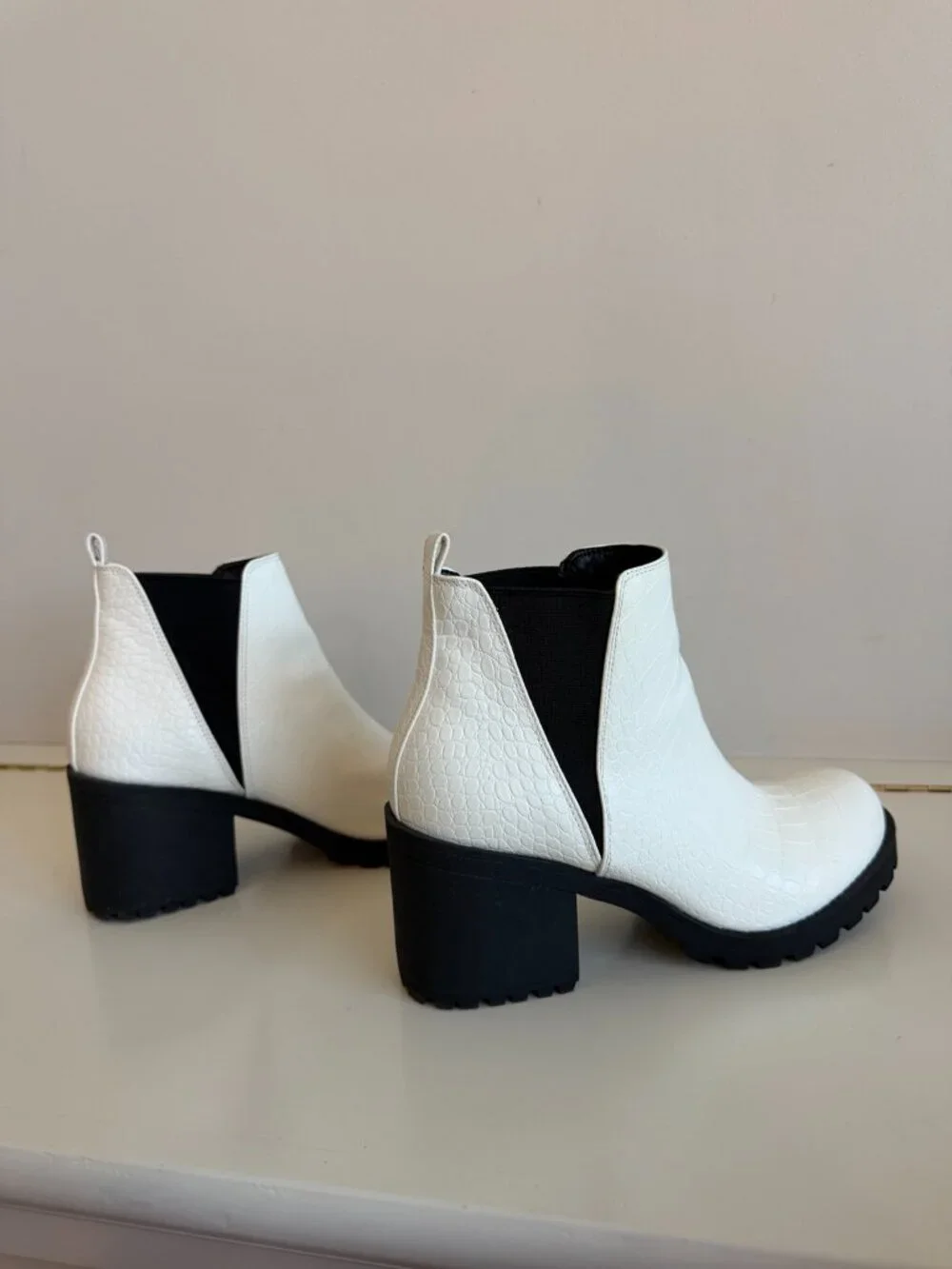 Dirty Laundry Margo White Croc Chelsea Lug Sole Boots Size 7